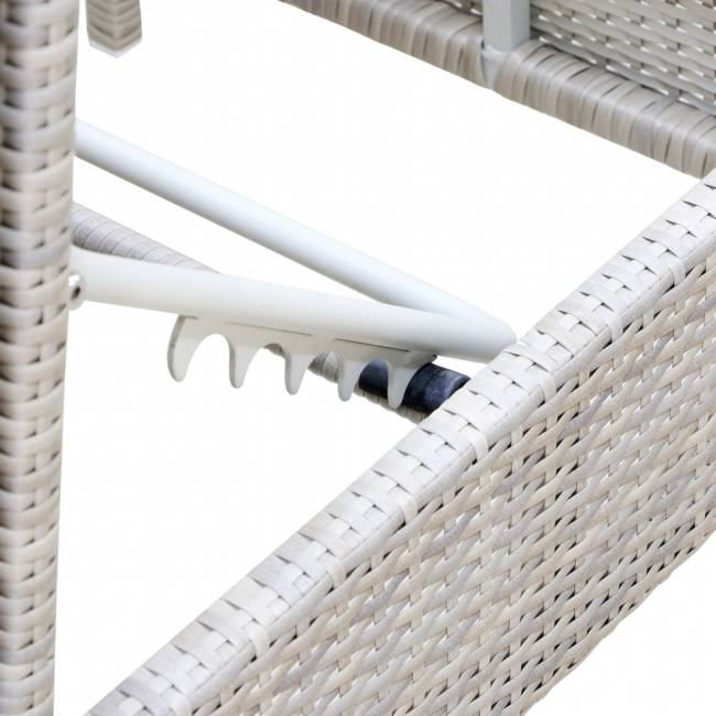 Шезлонг из искуственного ротанга